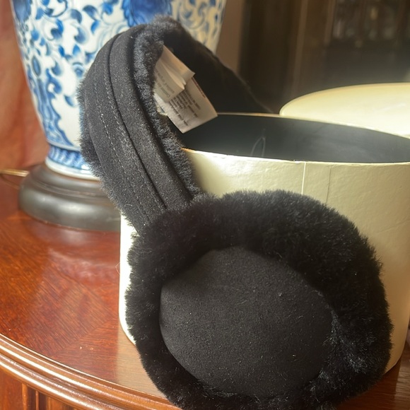 UGG black fur wired earmuffs built in speakers - Picture 4 of 9